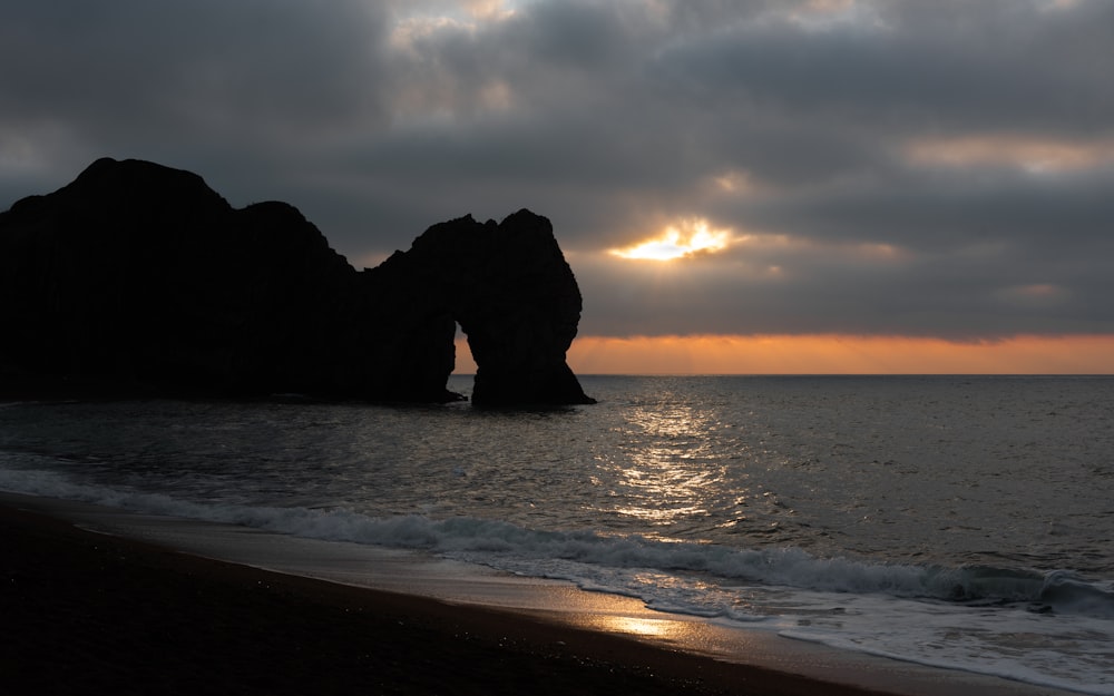 Formation rocheuse sur la mer au coucher du soleil