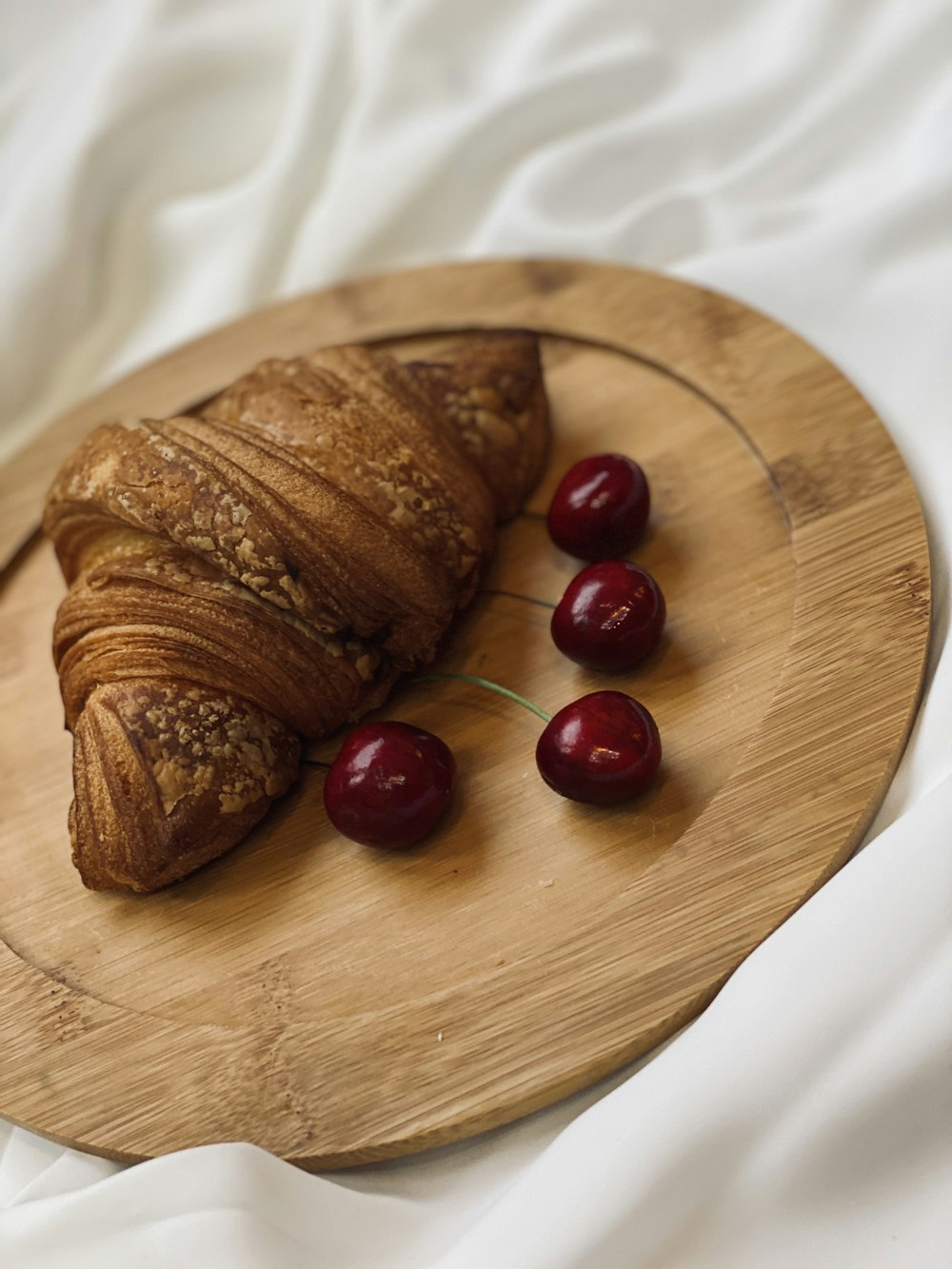 pain brun sur assiette en bois brun