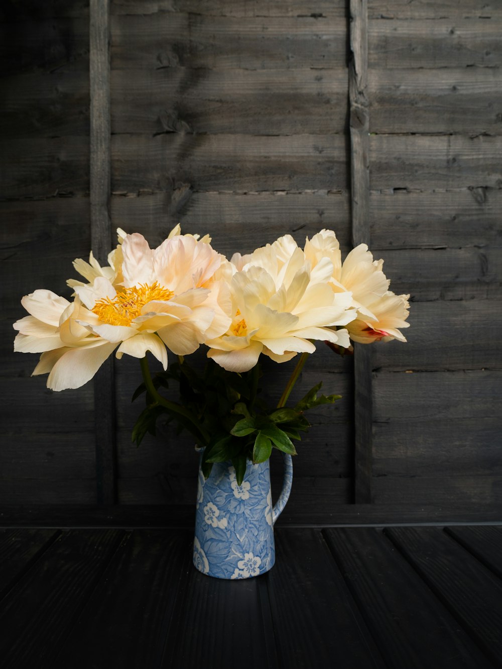 Fleur blanche et jaune dans un vase en céramique bleu et blanc