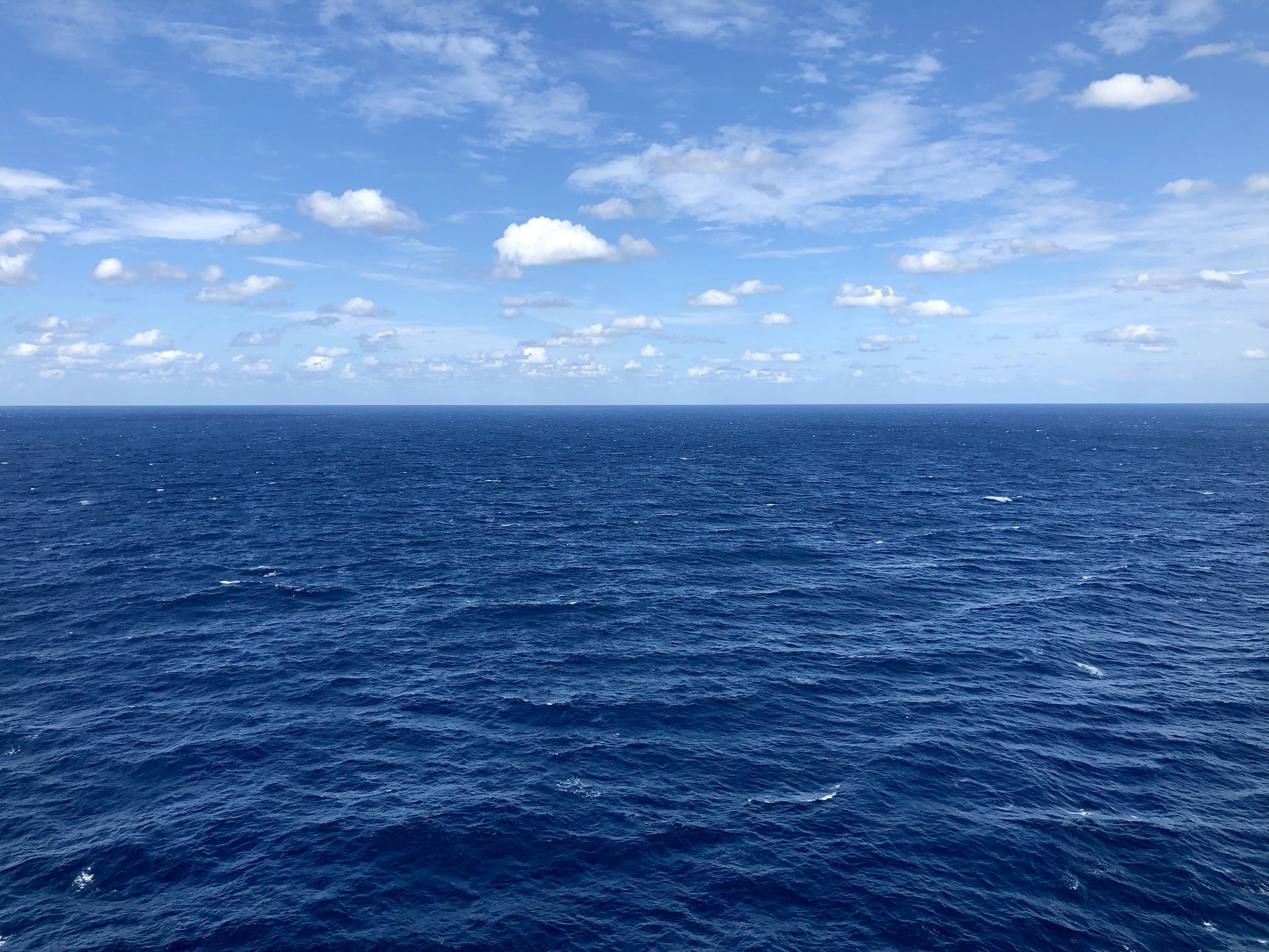 昼間の青い空と白い雲に青い海の写真 Unsplashで見つける青いの無料写真