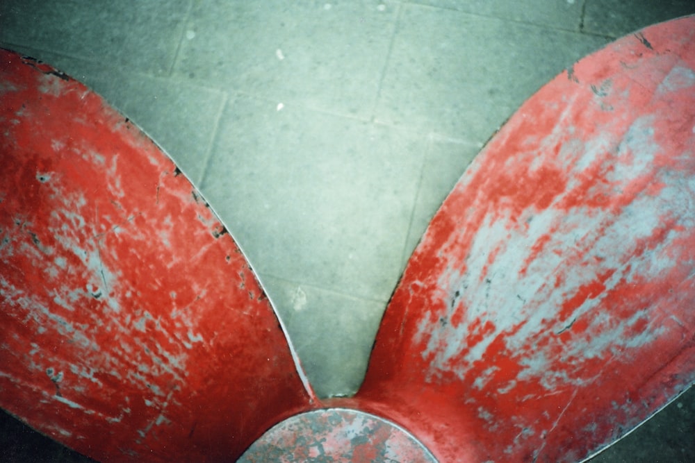 灰色の床タイルに赤と銀の椅子