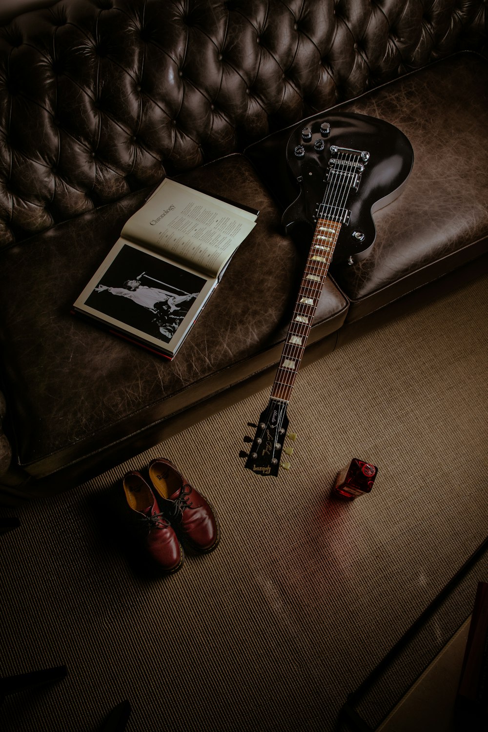 Schwarz-weiße Stratocaster E-Gitarre neben Black and White Book