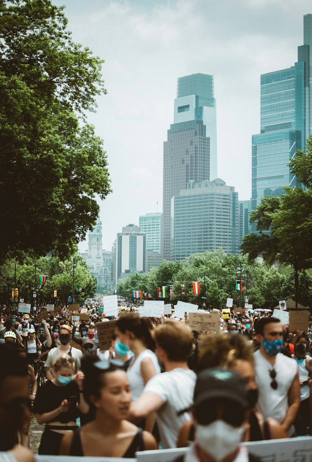 persone che camminano per strada durante il giorno