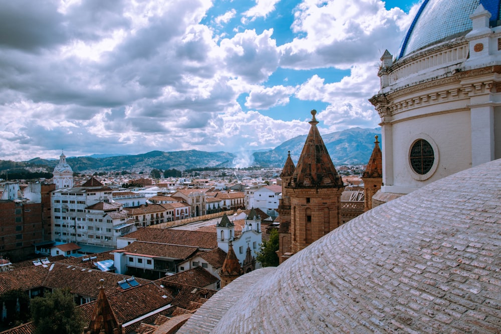 edifício de concreto marrom e branco sob o céu azul durante o dia