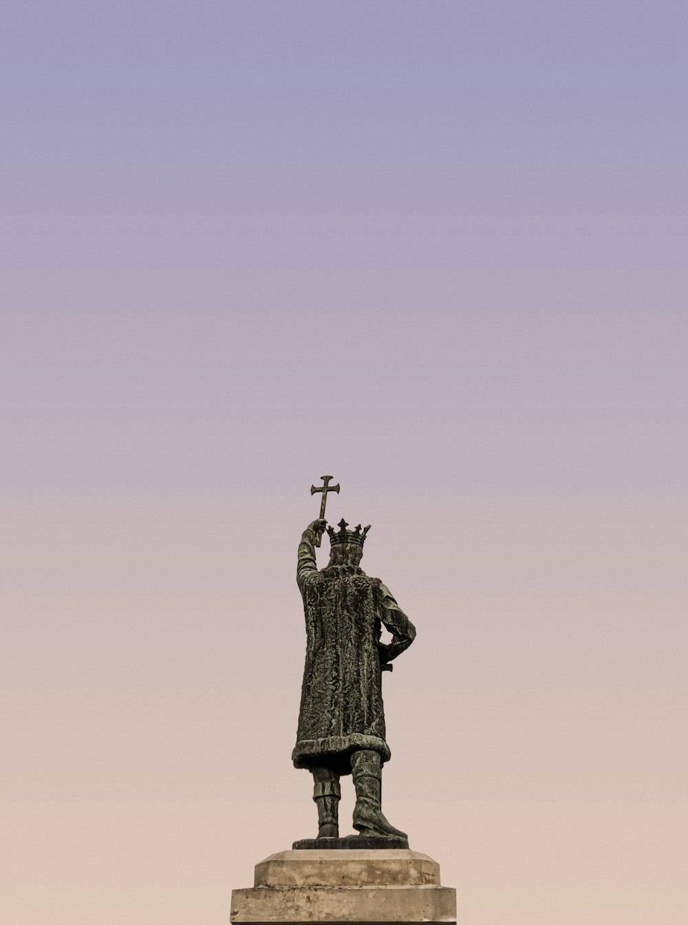 Schwarze Statue des Mannes auf dem Gipfel des Berges