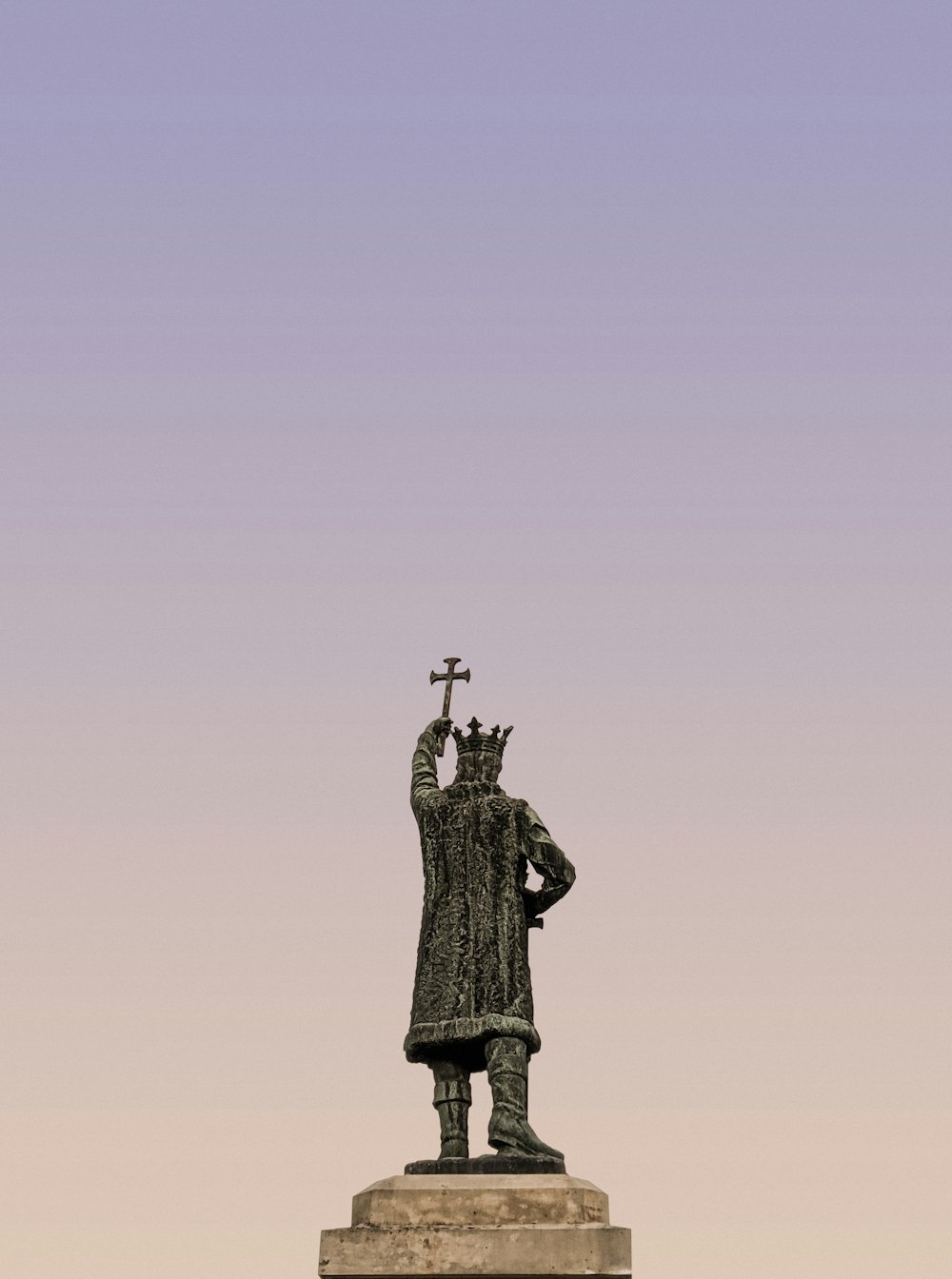 Estatua negra del hombre en la cima de la montaña