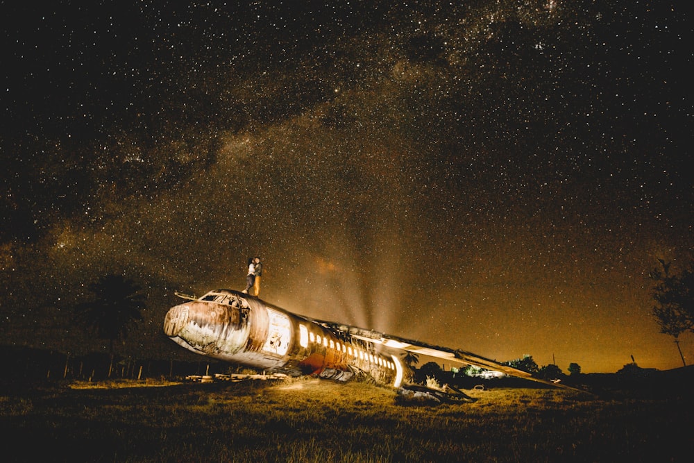 Avión blanco y negro bajo la noche estrellada