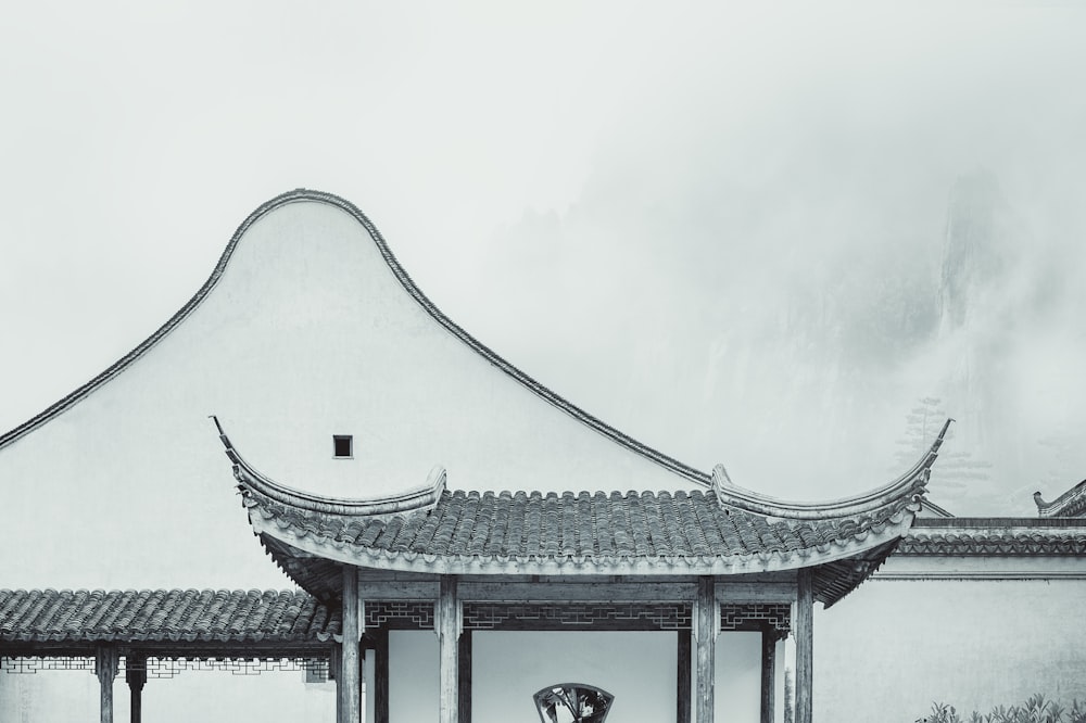 Bâtiment en béton noir et blanc