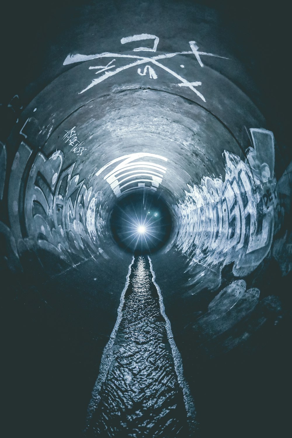 Graustufenfoto des Tunnels mit Licht