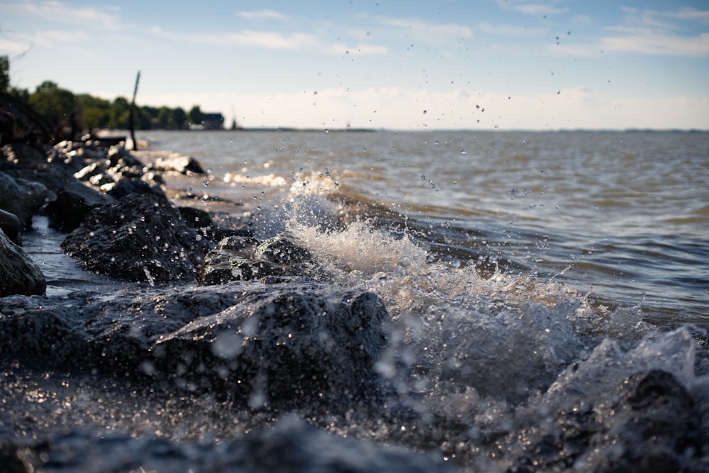 ocean waves crashing on rocks during daytime