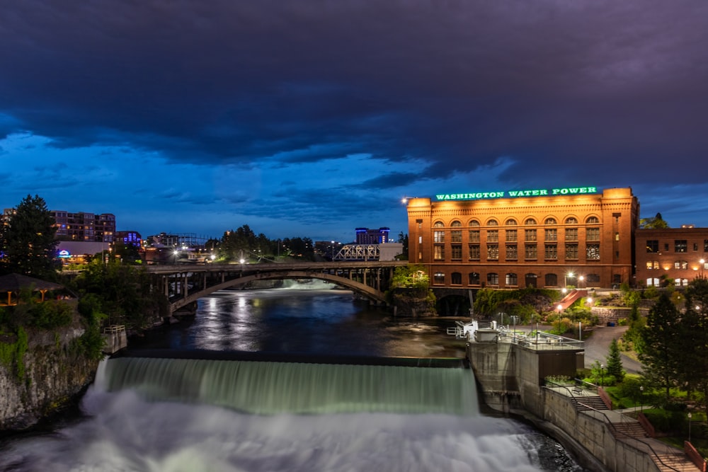 Bâtiment en béton brun près de la fontaine d’eau pendant la nuit