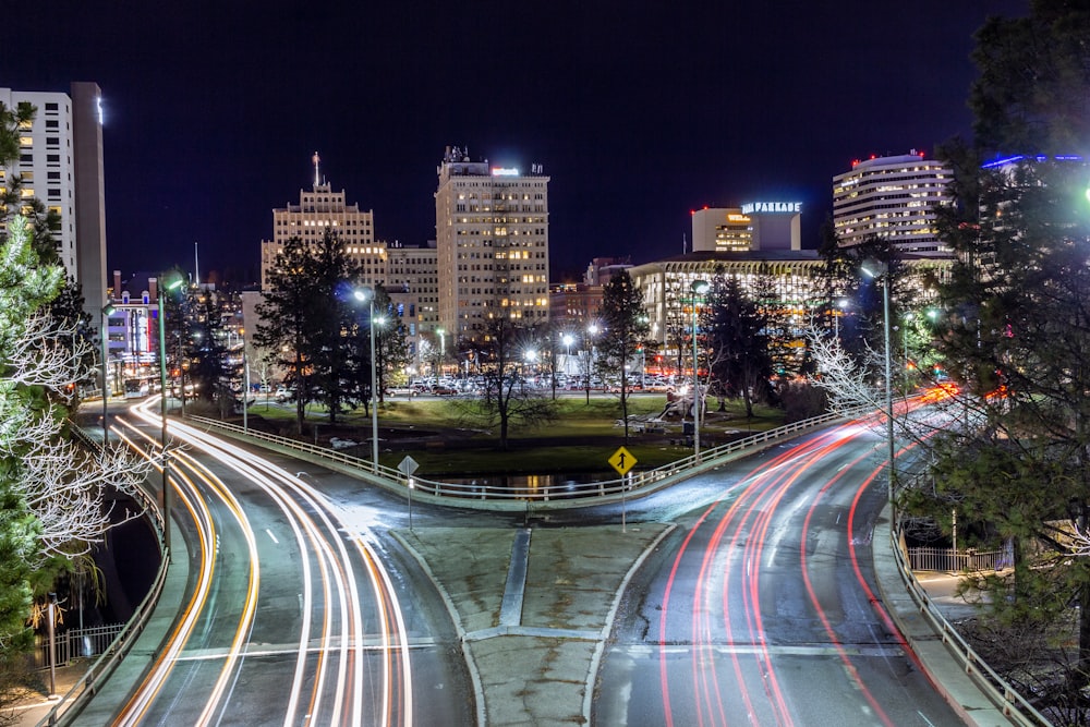 Fotografía de lapso de tiempo de las luces de la ciudad durante la noche