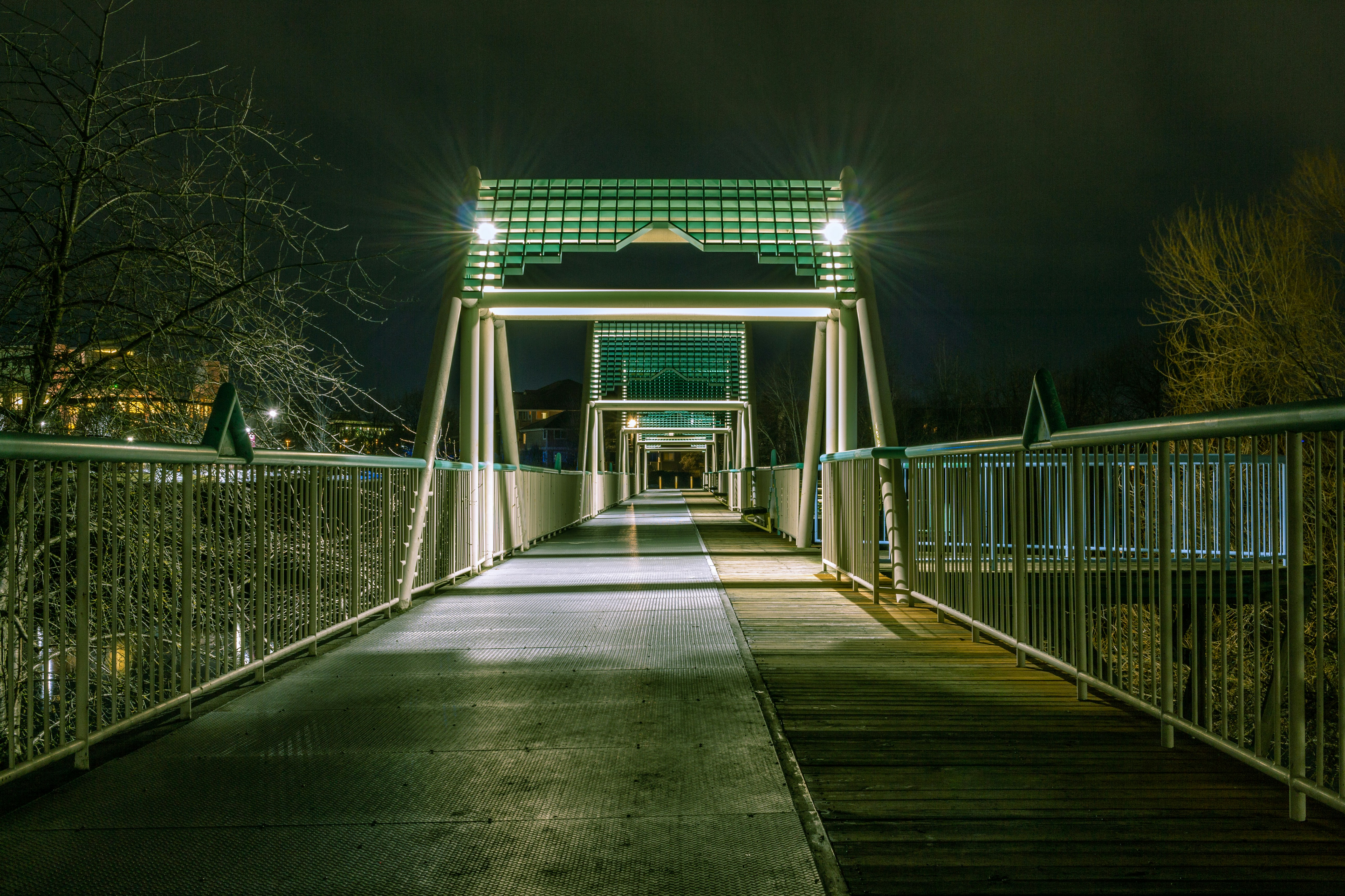 Foto zum Thema Weißes und braunes Holzhaus in der Nacht – Kostenloses ...