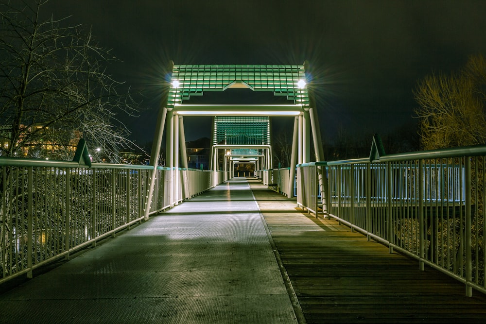 Casa de madera blanca y marrón durante la noche