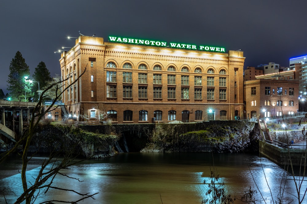 Braunes Betongebäude in der Nähe des Flusses während der Nachtzeit