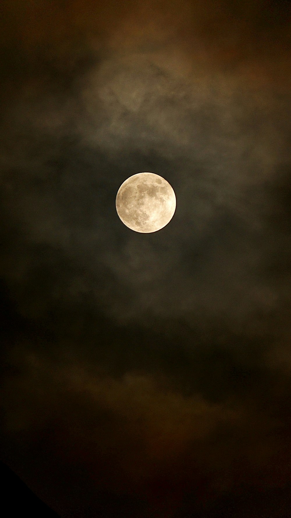 Luna llena en el cielo