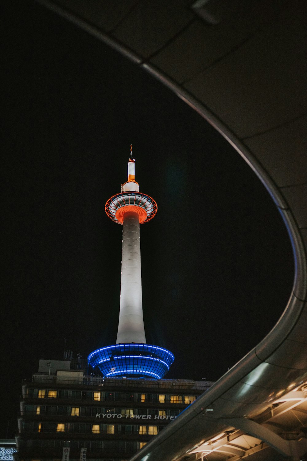 야간에는 흰색과 파란색 타워