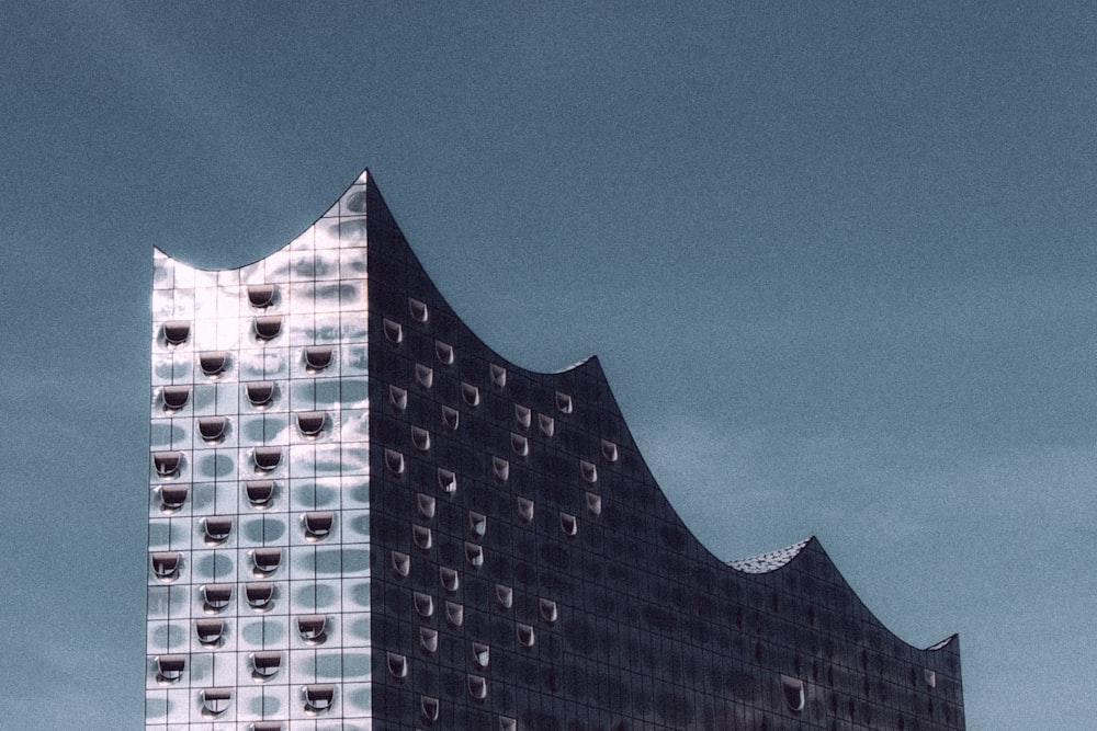 Bâtiment en béton gris sous le ciel bleu pendant la journée