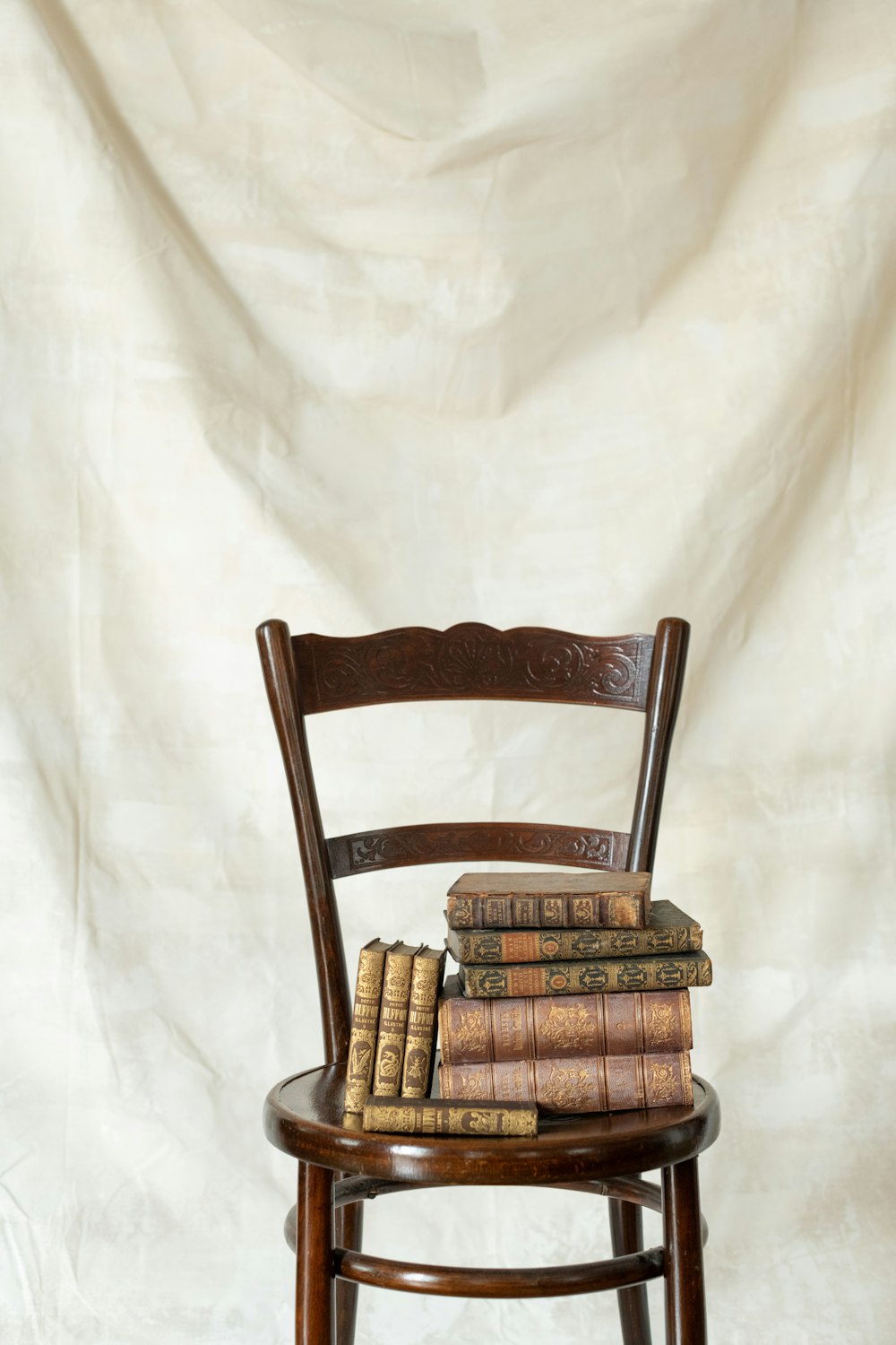 cadeira de madeira marrom na parede branca