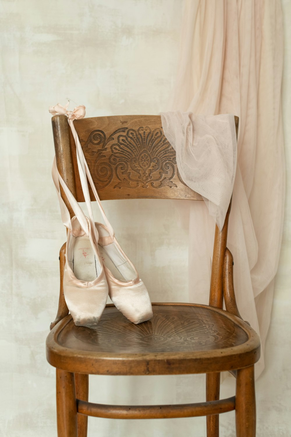Chaussures à talons peep toe blanches sur table ronde en bois marron
