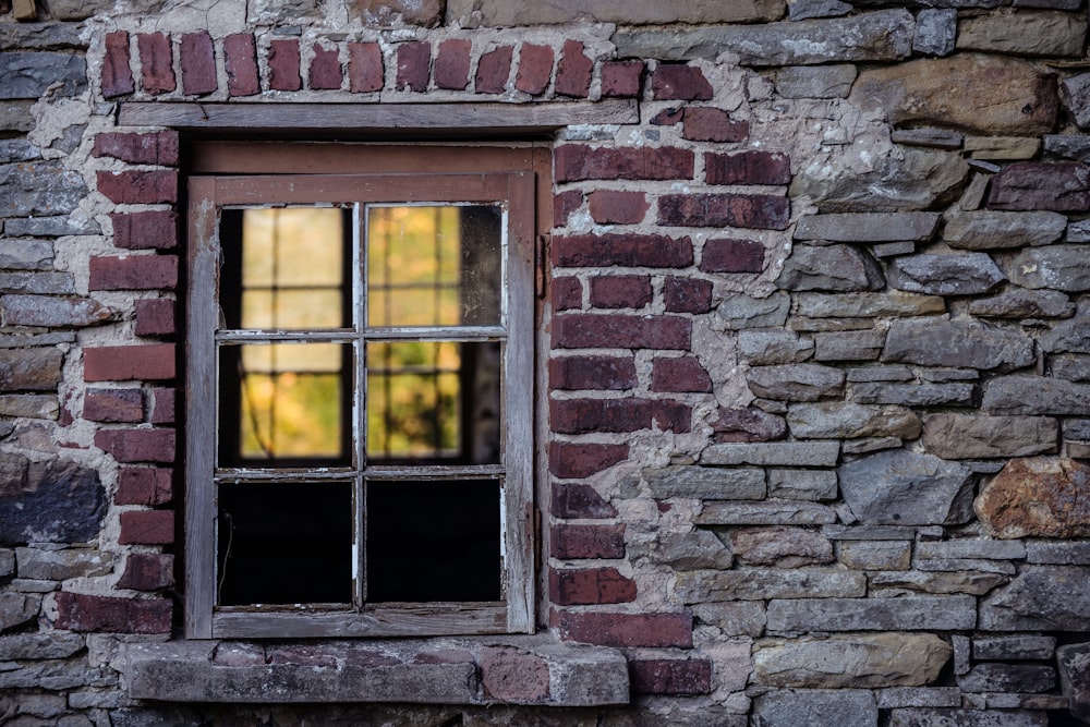 Ventana de vidrio con marco de madera marrón