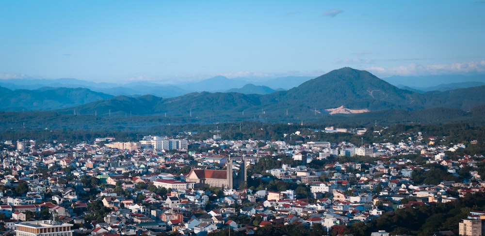 Luftaufnahme der Stadt in der Nähe des Berges während des Tages