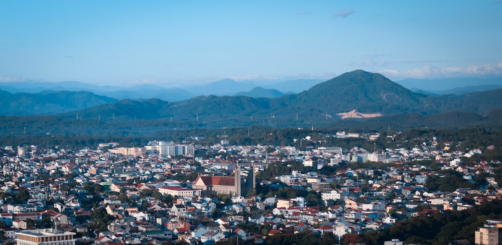 Vista aérea de la ciudad cerca de la montaña durante el día