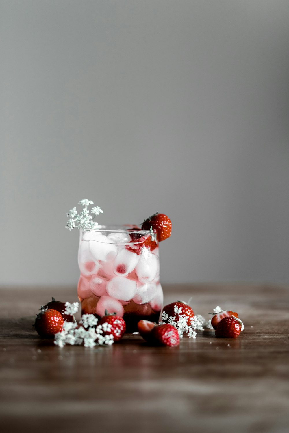 rote und weiße Beeren im Klarglasgefäß