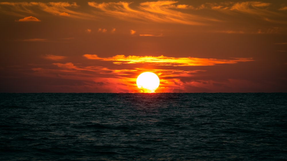 Cuerpo de agua durante la puesta de sol