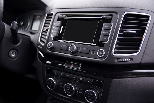 Detalle de un equipo de audio en el coche