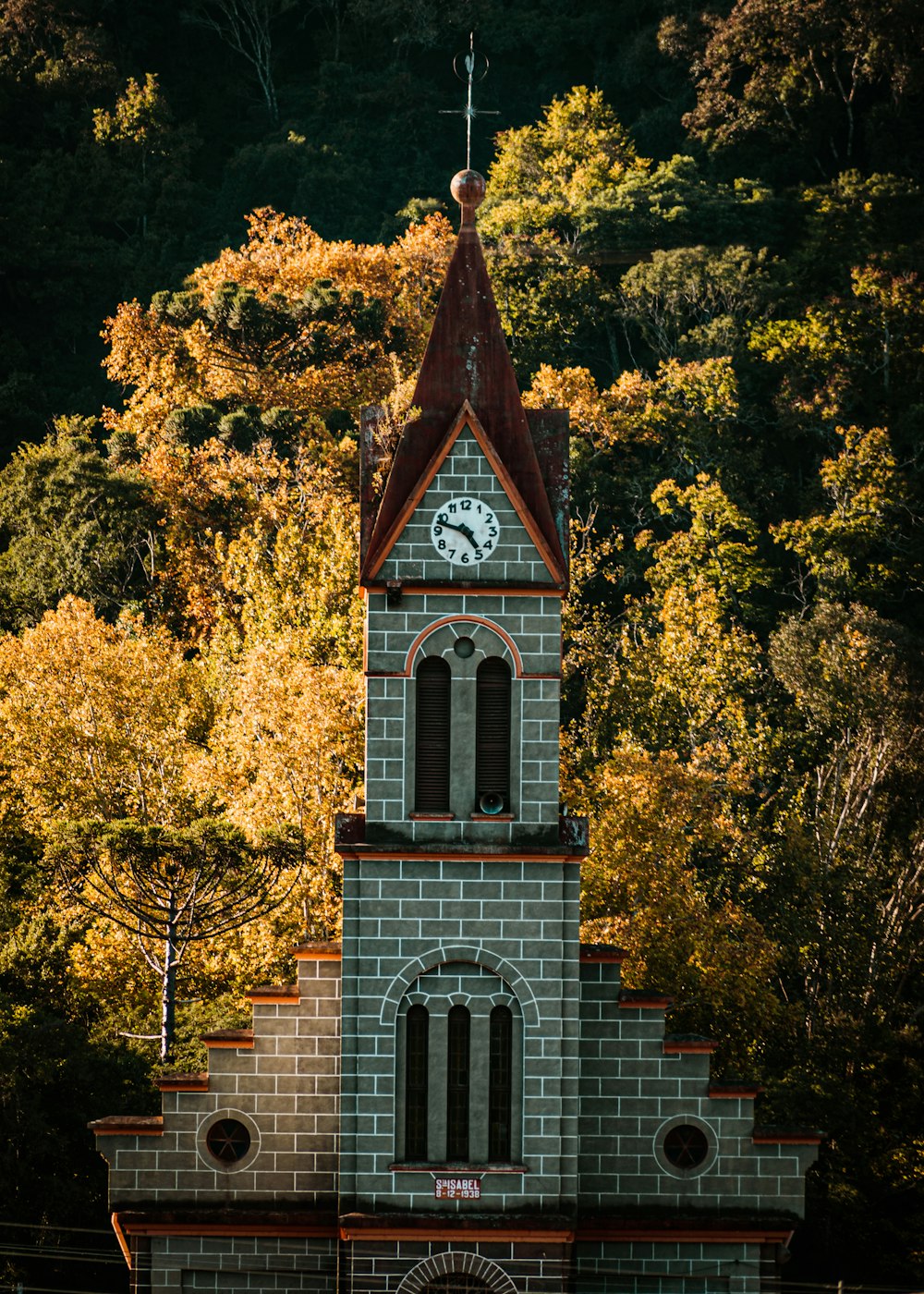 Iglesia de concreto marrón y blanco cerca de árboles verdes durante el día