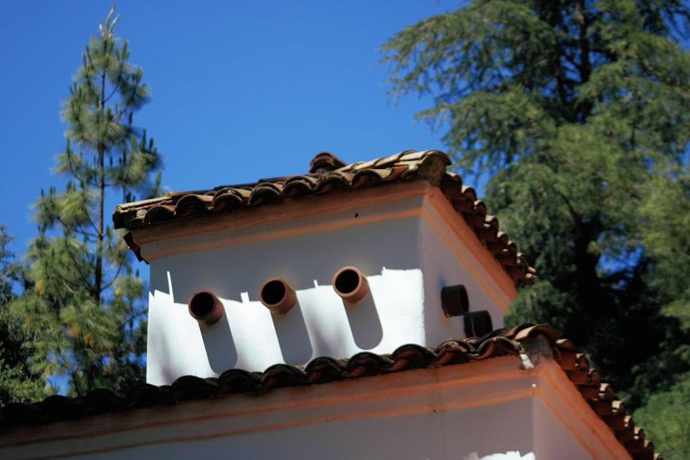 茶色と白の木製屋根