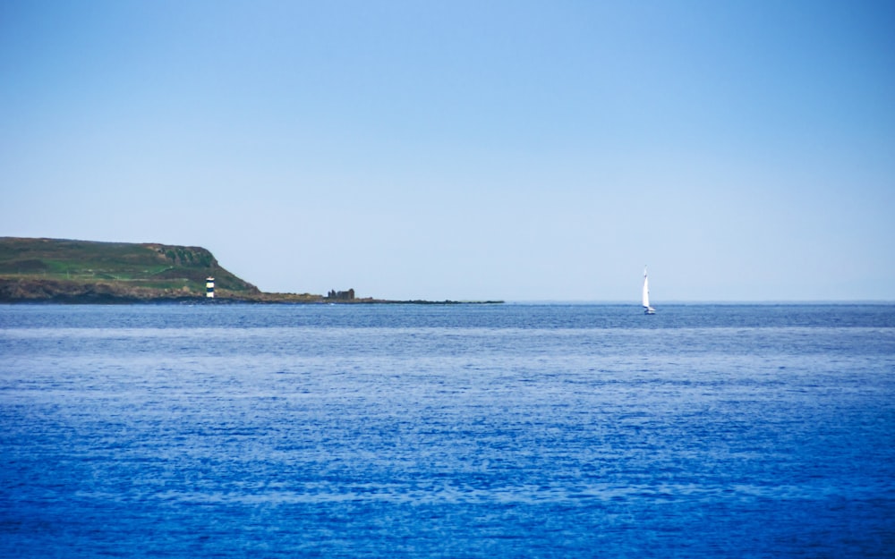 velero blanco en el mar durante el día