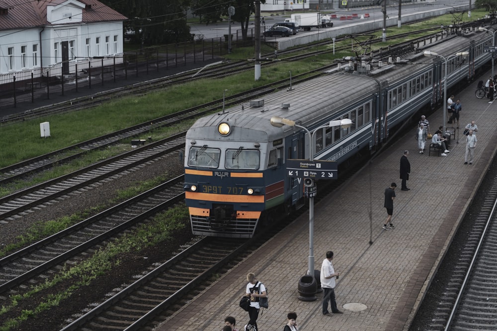 pessoas andando na estação de trem durante o dia