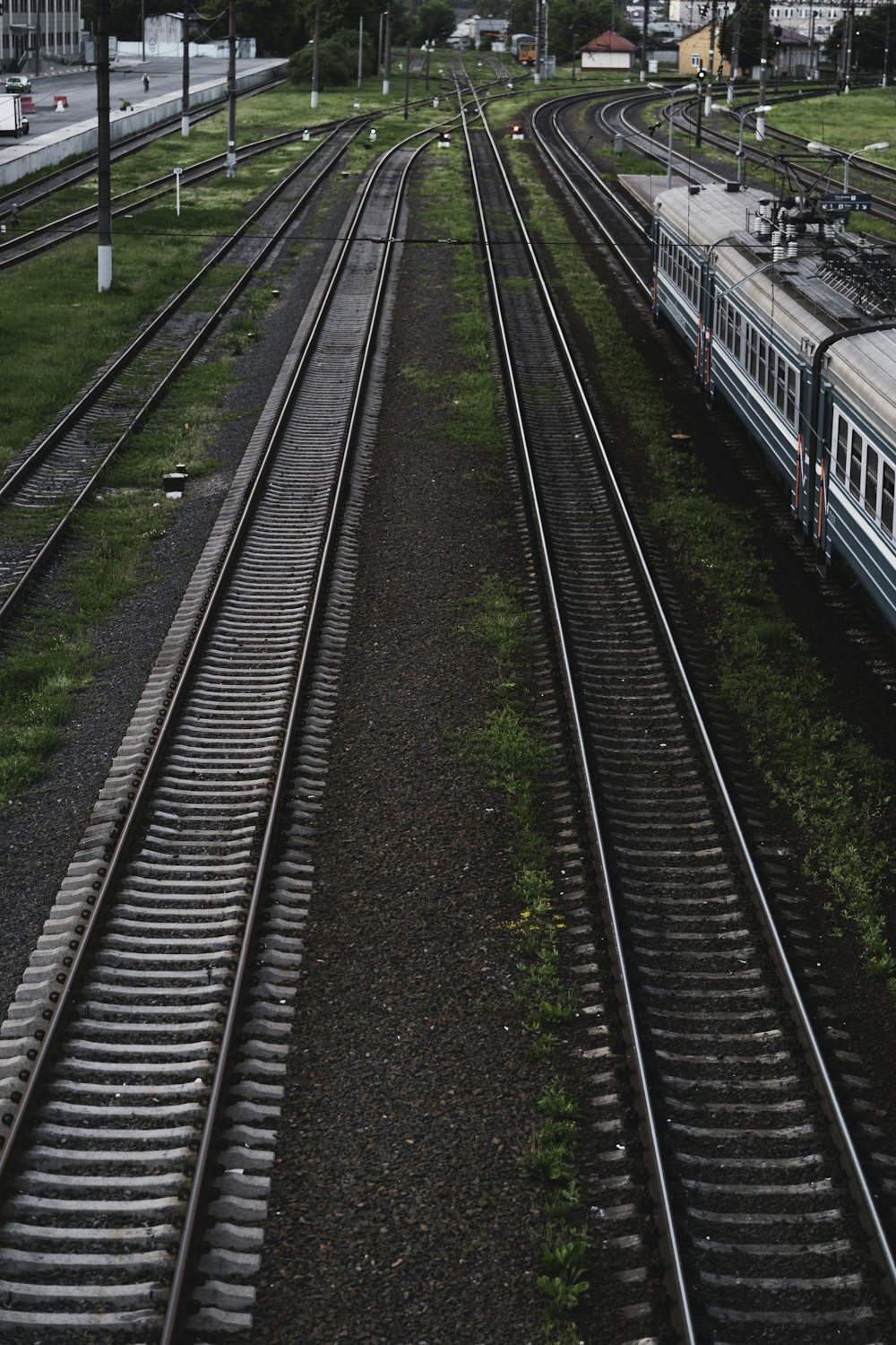 trem verde nos trilhos ferroviários durante o dia