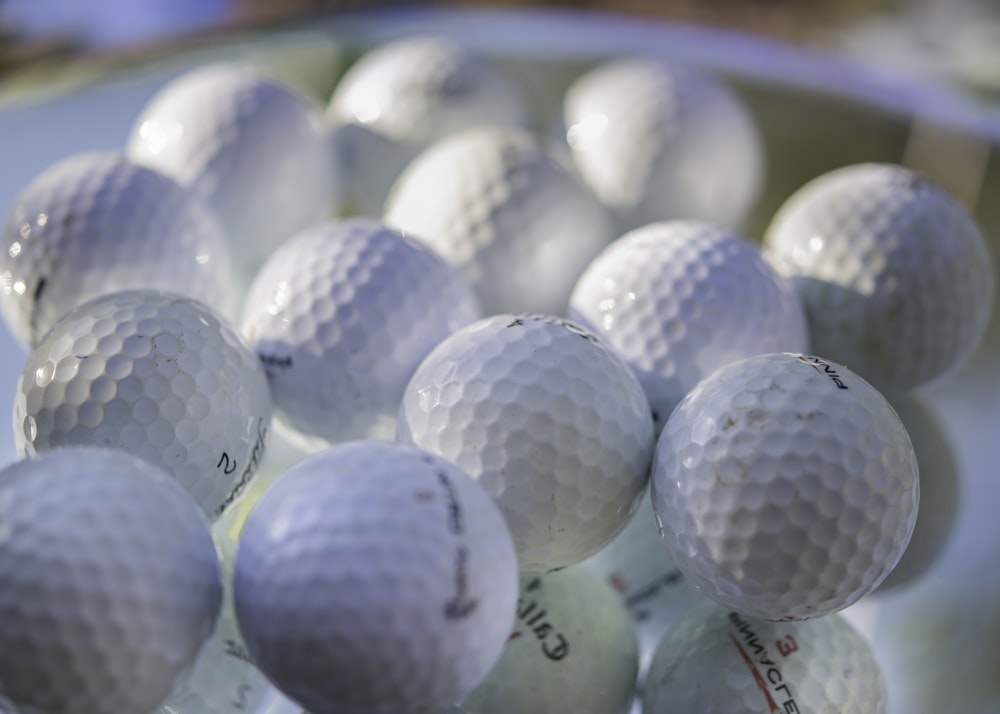 weißer Golfball auf grünem Golfplatz