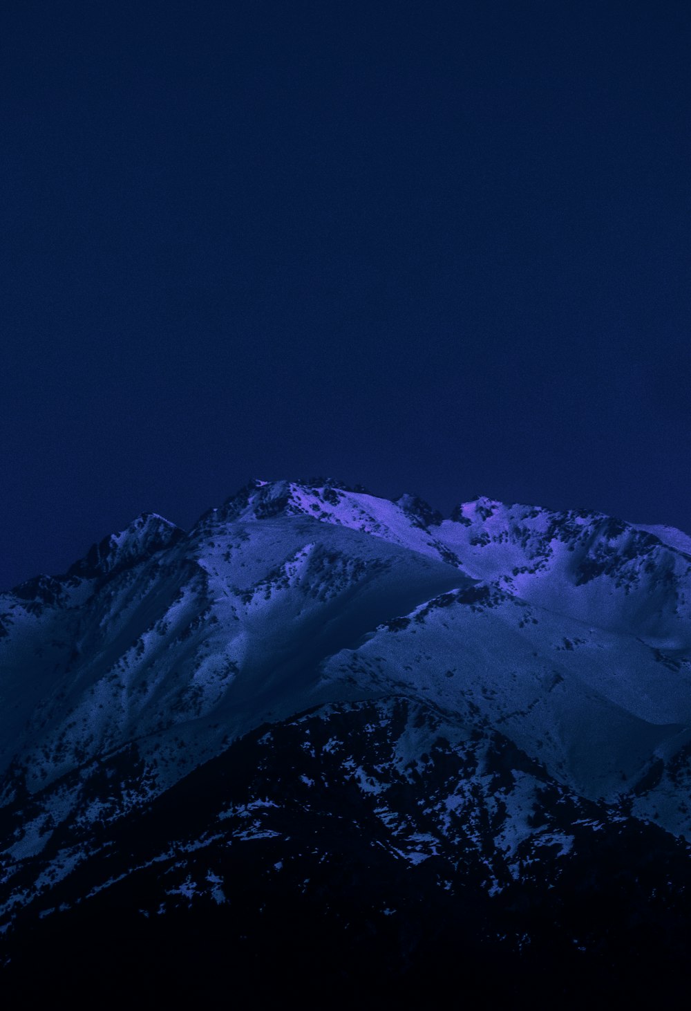 Schneebedeckter Berg unter blauem Himmel tagsüber