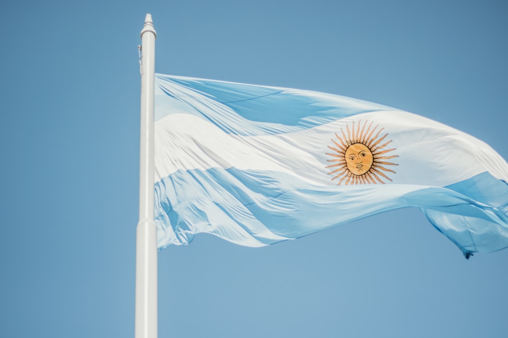 Bandera a rayas azules y blancas