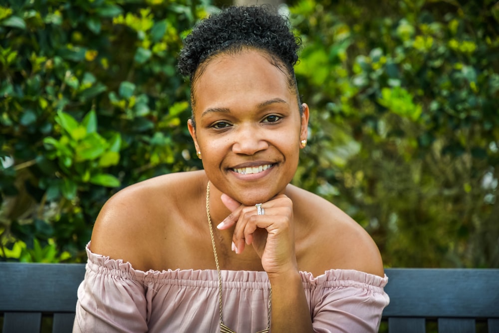 fille souriante en débardeur blanc