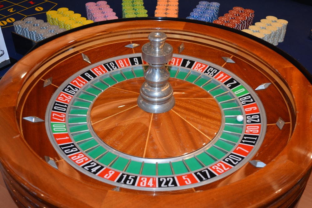 horloge analogique ronde marron et argent