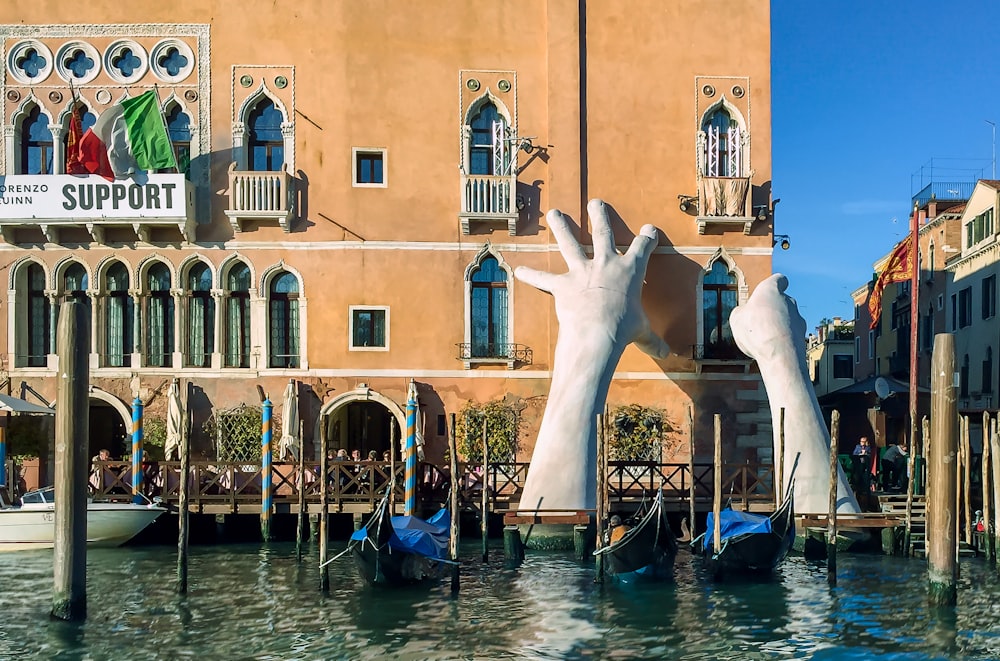 Statua del cavallo bianco di fronte all'edificio marrone