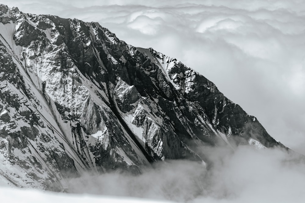 montagna grigia e bianca sotto nuvole bianche durante il giorno