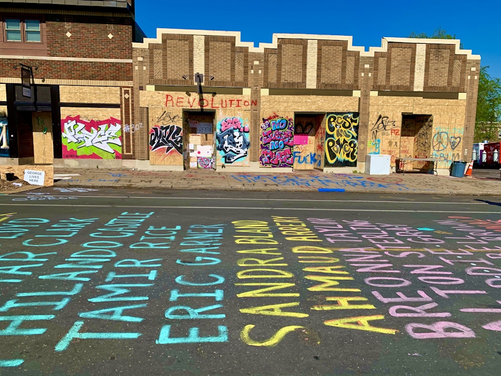 Bâtiment en béton brun avec graffiti