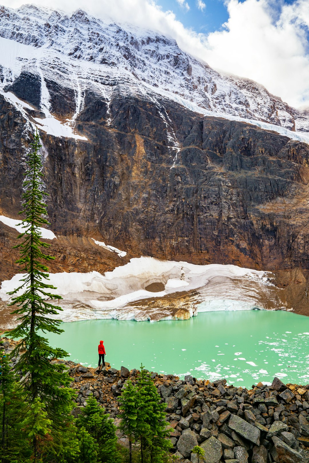 travelers stories about Glacial lake in Jasper, Canada