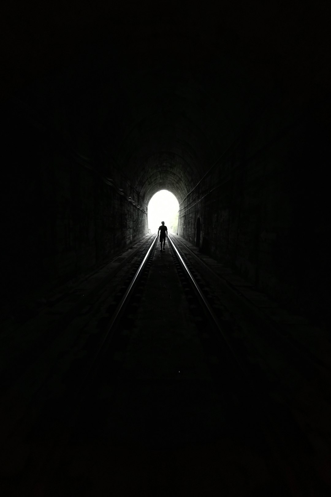 隧道(那束溫暖的光就在眼前)
