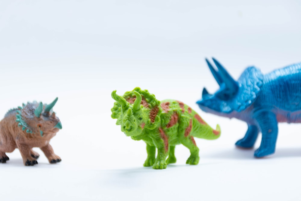 jouet en plastique dragon bleu et vert