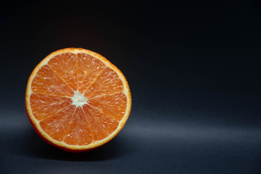 frutta arancione su superficie nera