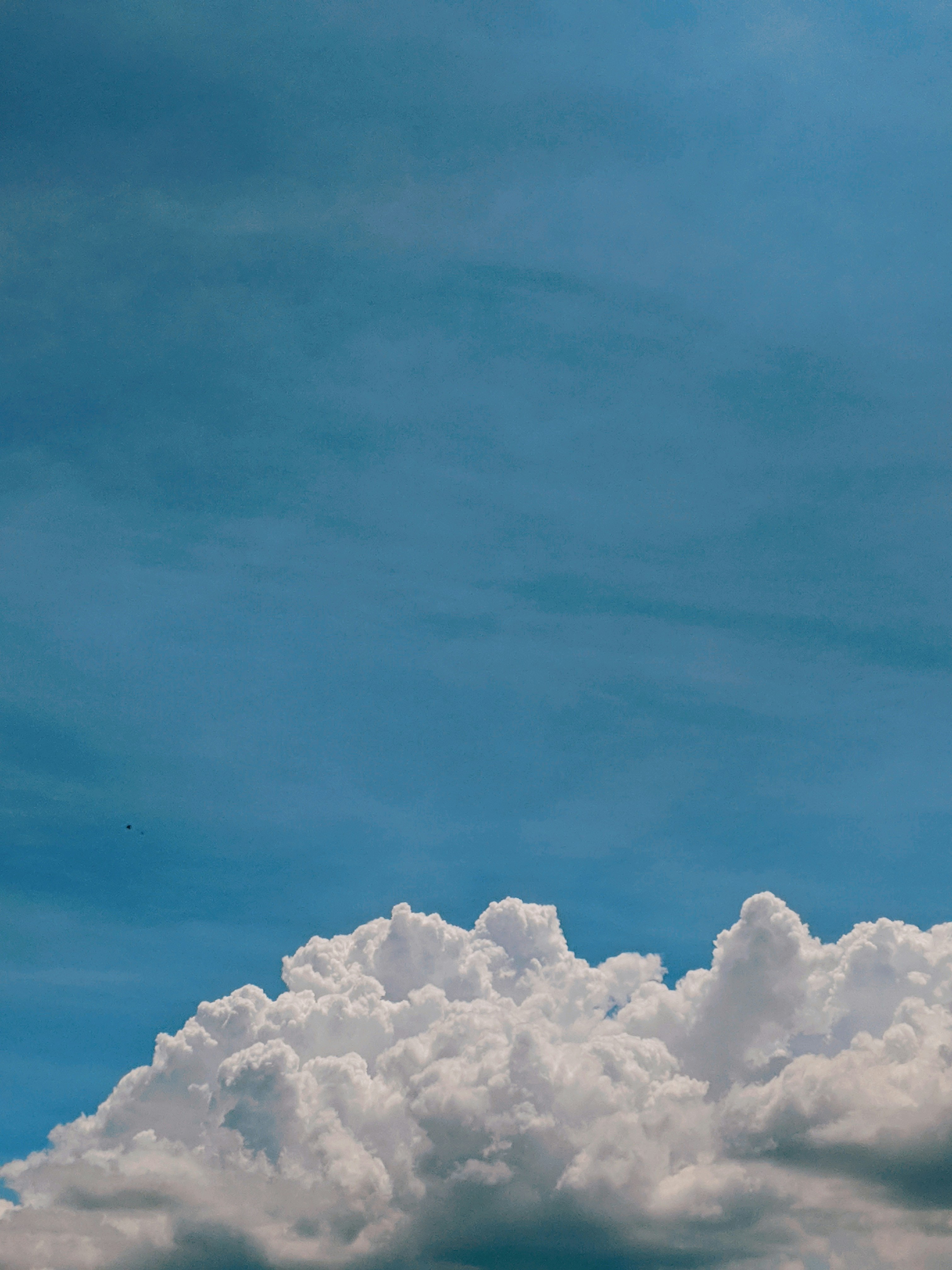 昼間の白い雲と青い空