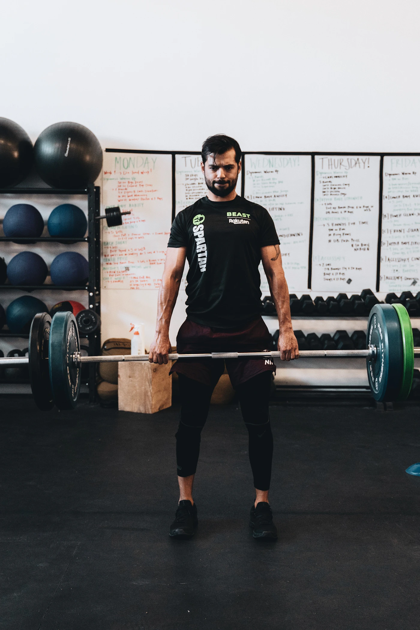 Atleta se preparando para um treino de força