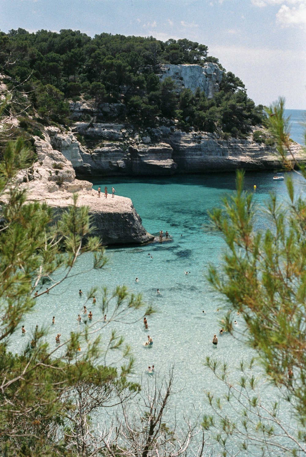 Formazione rocciosa marrone sull'acqua blu del mare durante il giorno